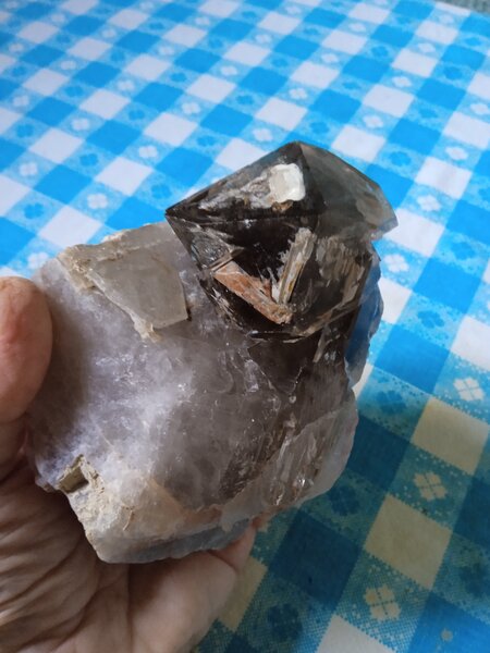 Cuart fumuriu elestial, crom diopsid, sculpturi din biotit pe smarald