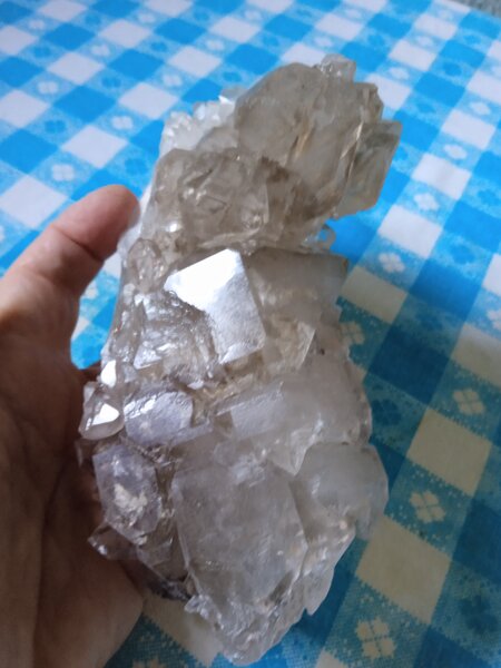 Cuart fumuriu elestial, crom diopsid, sculpturi din biotit pe smarald