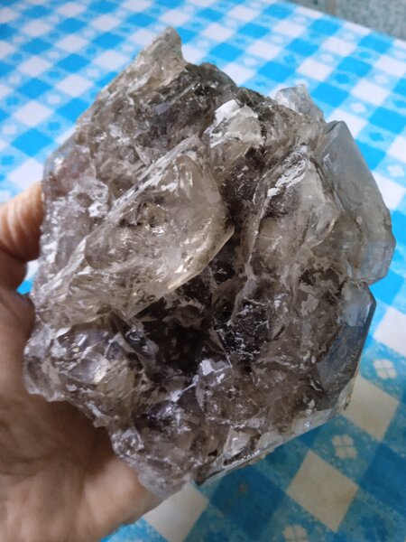 Cuart fumuriu elestial, crom diopsid, sculpturi din biotit pe smarald