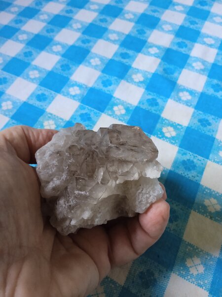Cuart fumuriu elestial, crom diopsid, sculpturi din biotit pe smarald
