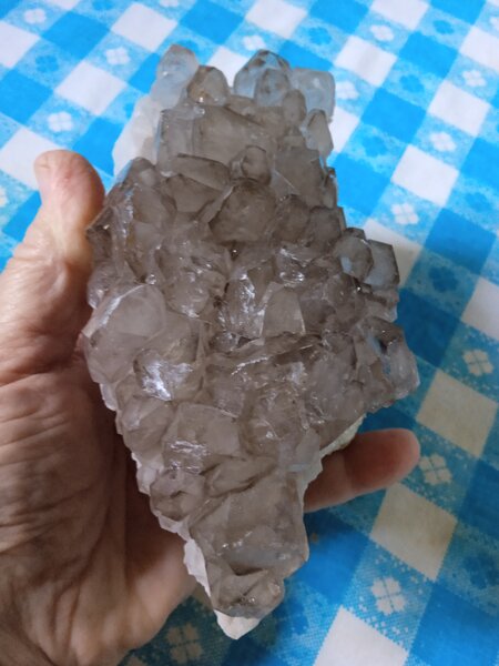 Cuart fumuriu elestial, crom diopsid, sculpturi din biotit pe smarald