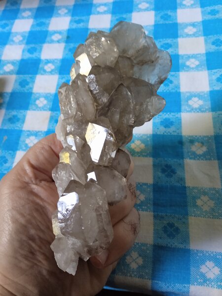 Cuart fumuriu elestial, crom diopsid, sculpturi din biotit pe smarald