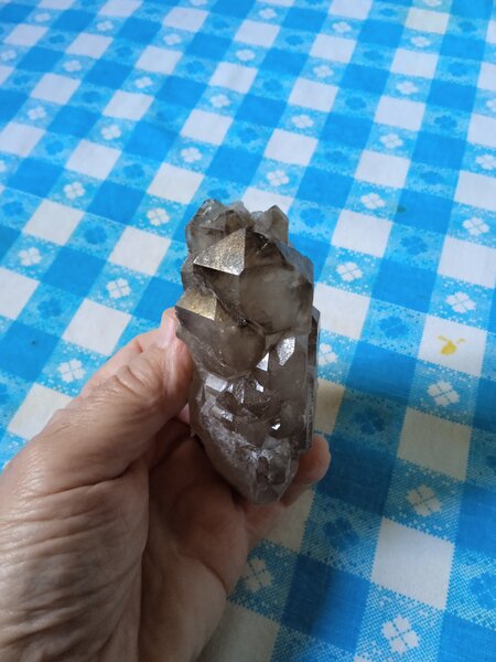 Cuart fumuriu elestial, crom diopsid, sculpturi din biotit pe smarald