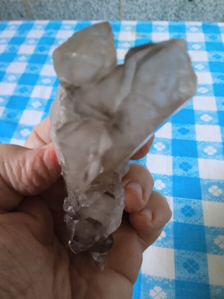 Cuart fumuriu elestial, crom diopsid, sculpturi din biotit pe smarald