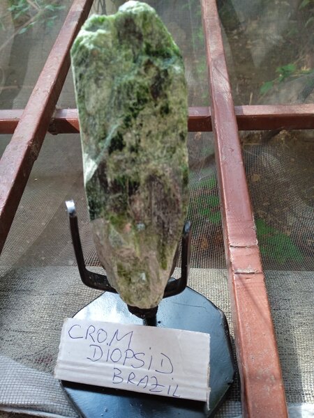 Cuart fumuriu elestial, crom diopsid, sculpturi din biotit pe smarald
