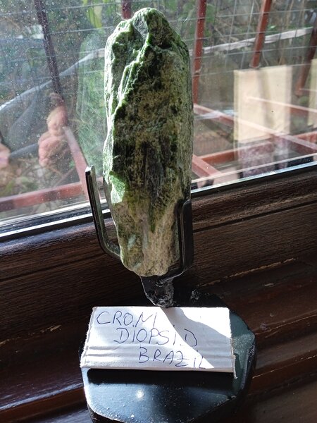 Cuart fumuriu elestial, crom diopsid, sculpturi din biotit pe smarald