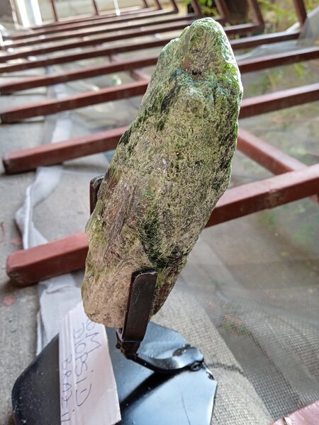 Cuart fumuriu elestial, crom diopsid, sculpturi din biotit pe smarald