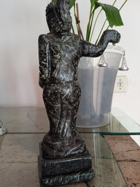 Cuart fumuriu elestial, crom diopsid, sculpturi din biotit pe smarald