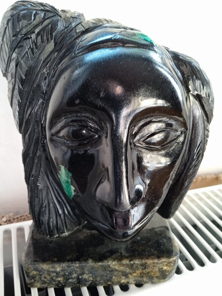 Cuart fumuriu elestial, crom diopsid, sculpturi din biotit pe smarald