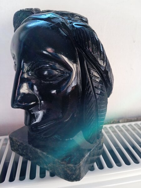 Cuart fumuriu elestial, crom diopsid, sculpturi din biotit pe smarald