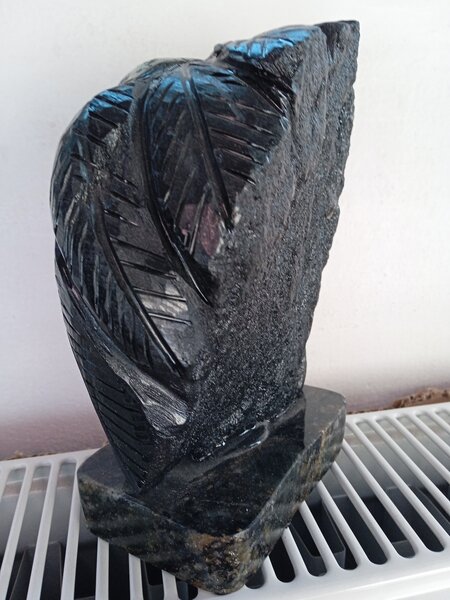 Cuart fumuriu elestial, crom diopsid, sculpturi din biotit pe smarald