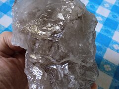 Cuart fumuriu elestial, crom diopsid, sculpturi din biotit pe smarald